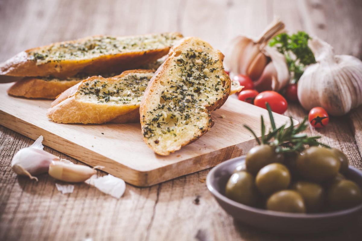 Un apéritif gourmand avec le pain à l'ail confit