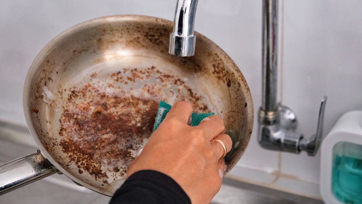 Découvrez l'astuce imparable pour nettoyer votre poêle en inox