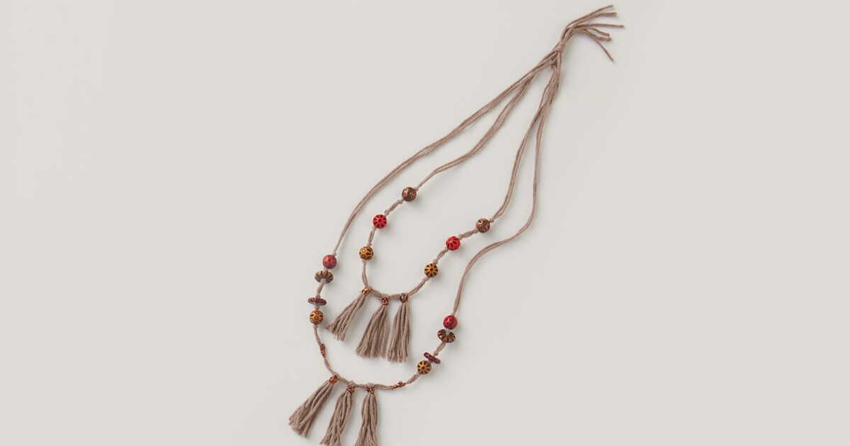 La tendance éclatante des colliers à pompons