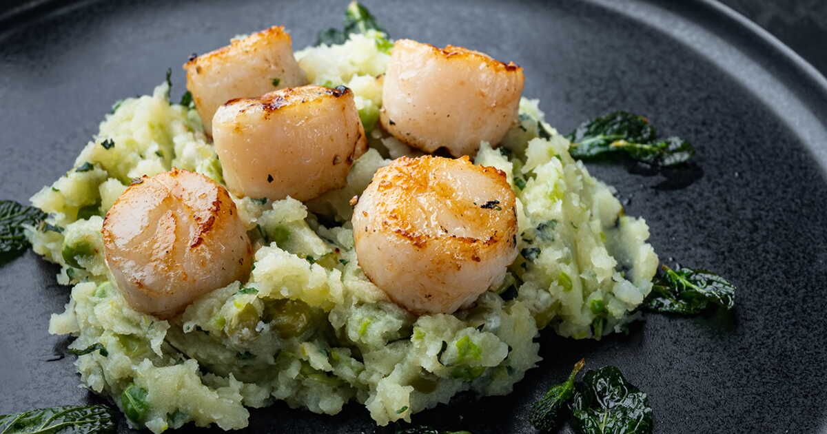 Faites sensation avec une entrée festive : saint-jacques poêlées et purée de poireaux