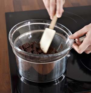 Maîtriser le tempérage du chocolat pour des créations parfaites