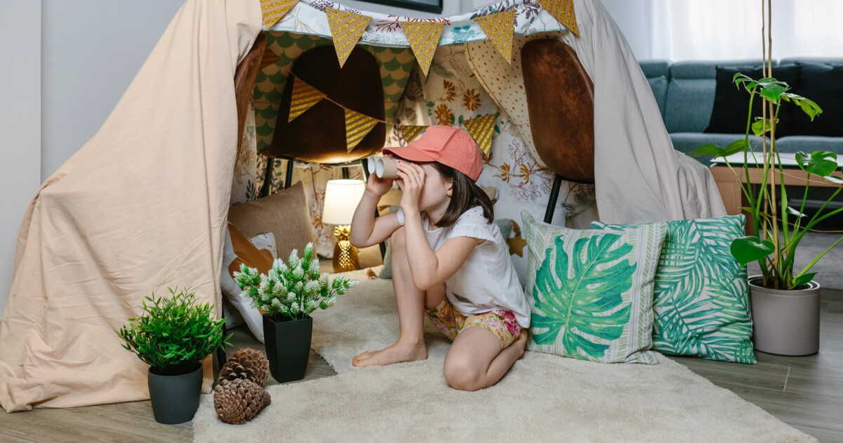 Transformez une nappe oubliée en cabane ludique pour enfants