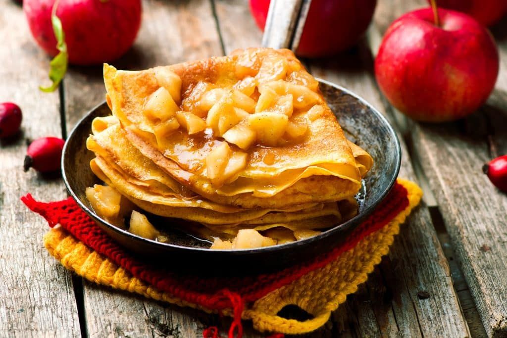 Une crêpe audacieuse pour la Chandeleur : découvrez la fusion sucrée-salée des pommes et du brie