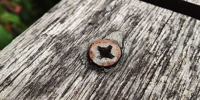 Comment retirer une vis cassée : astuces et techniques