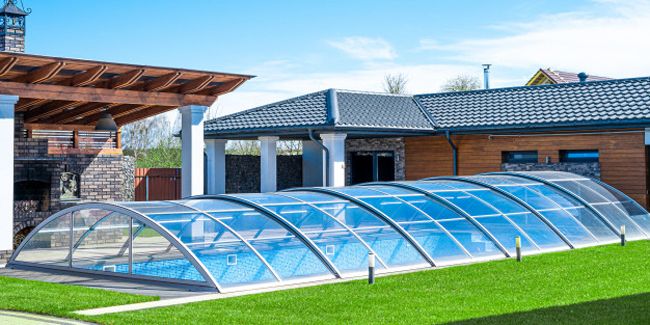 Construire sa piscine couverte : avantages et solutions envisageables