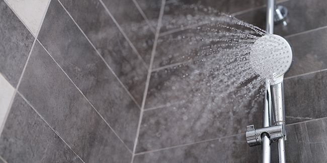 Les mystères de la douche à faible pression : causes et remèdes