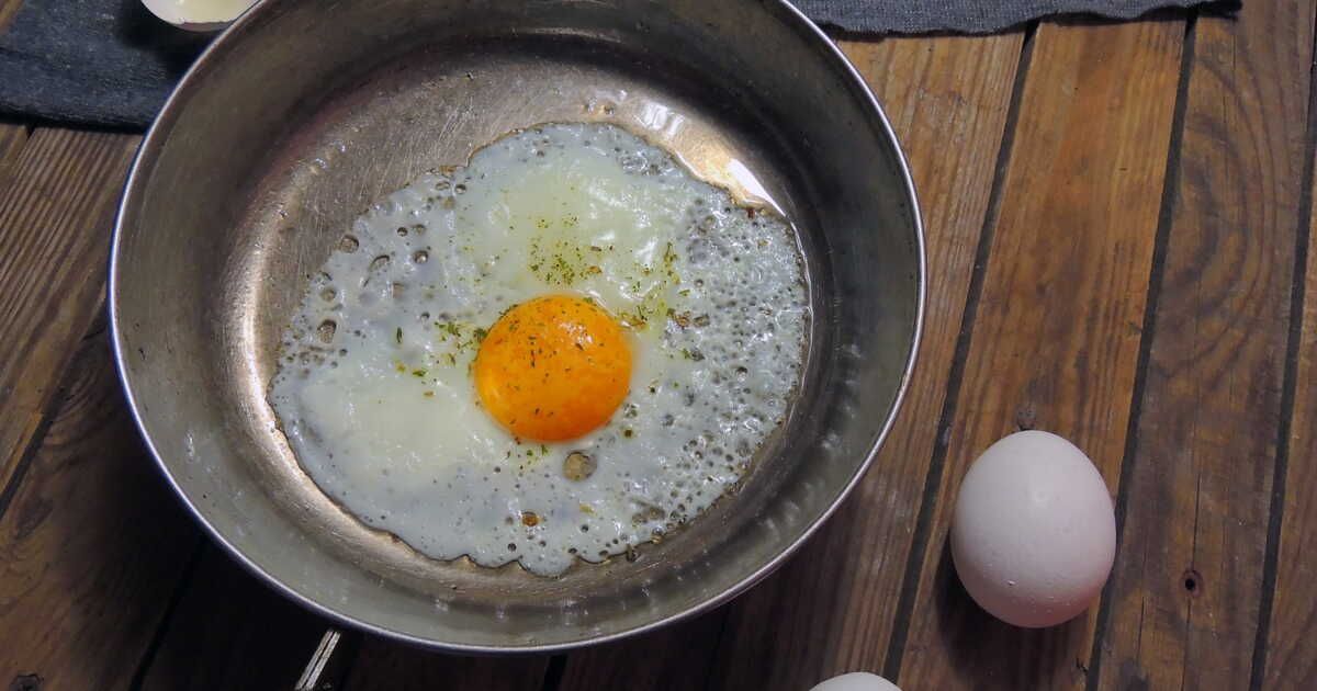 L'art de cuire un œuf dans une poêle en inox sans accroc