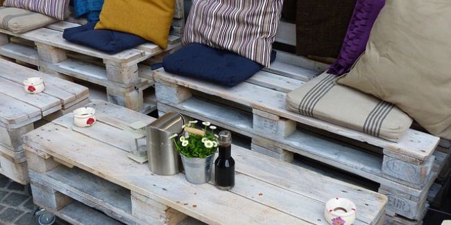 Comment construire un salon de jardin à partir de palettes recyclées