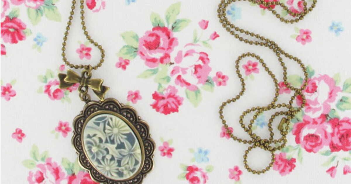 Un sautoir à fleurs : la touche florale pour toutes vos tenues