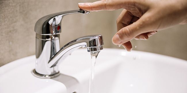 Économisez de l'eau avec le mousseur de robinet idéal