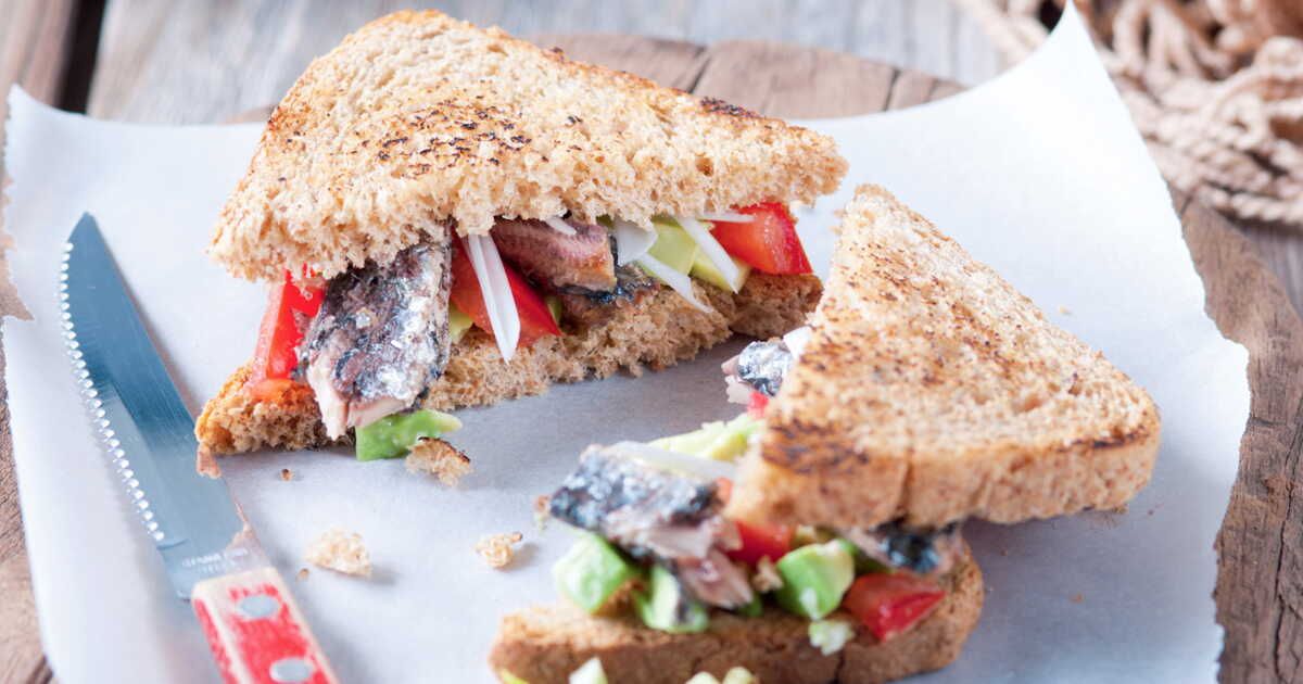 Le club sandwich revisité : avocat et sardine, un délice à savourer