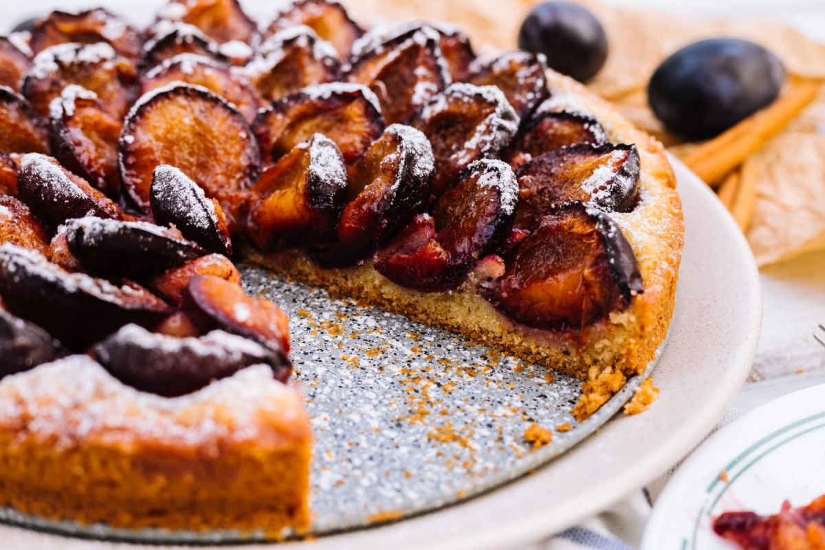 Découvrez la délicieuse tarte aux prunes de Cyril Lignac