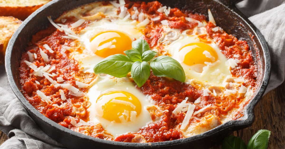 Découvrez la recette authentique des œufs au purgatoire pour petits budgets