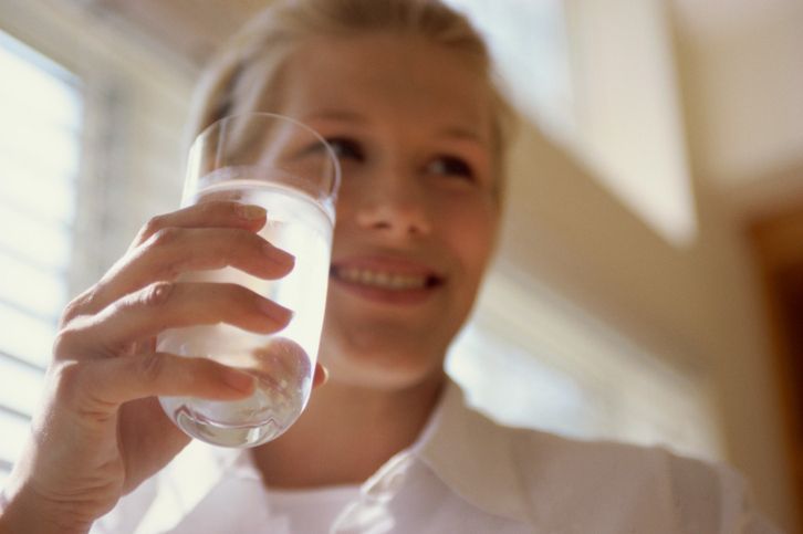 Boire pour soulager : l'hydratation et la douleur chronique