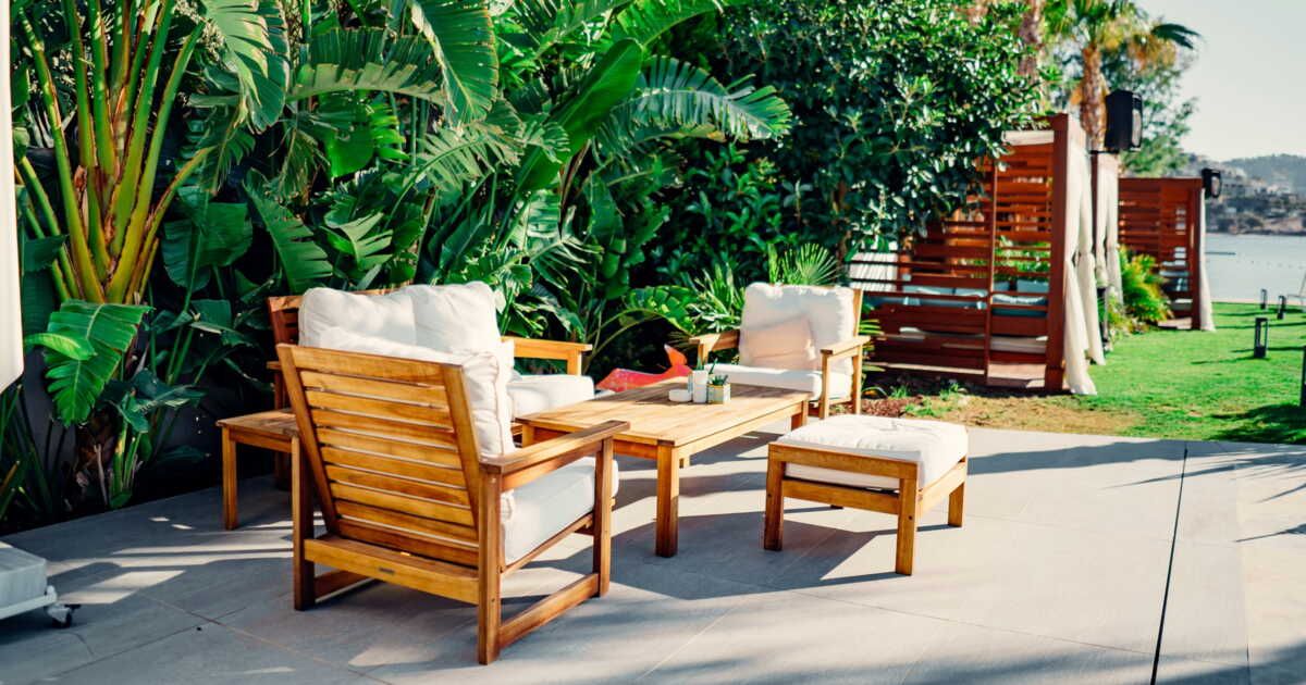 Comment nettoyer un salon de jardin en bois et l’entretenir ?