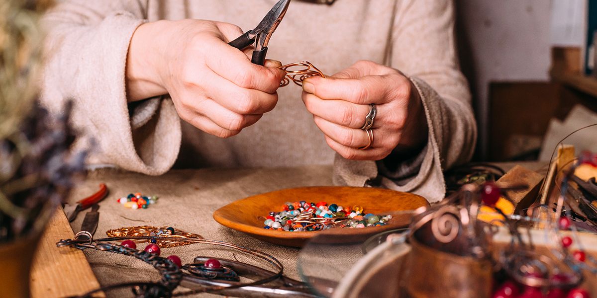 Vendre ses créations : ce que dit la loi sur vos bijoux et objets artisanaux