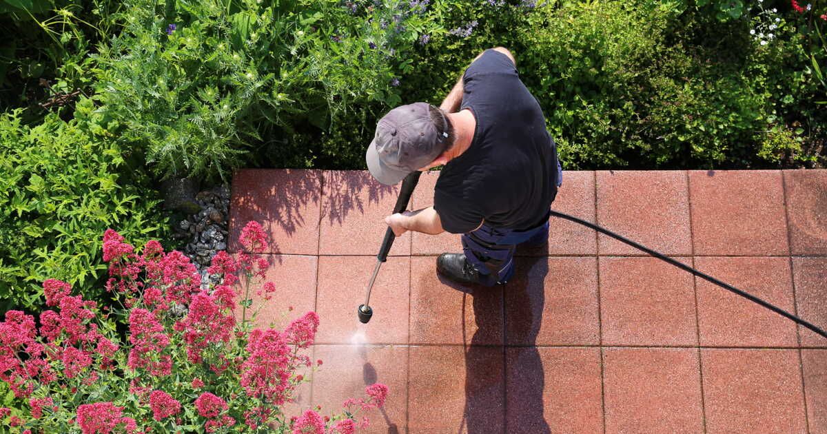 Peut-on nettoyer sa terrasse avec de l'eau de Javel ?