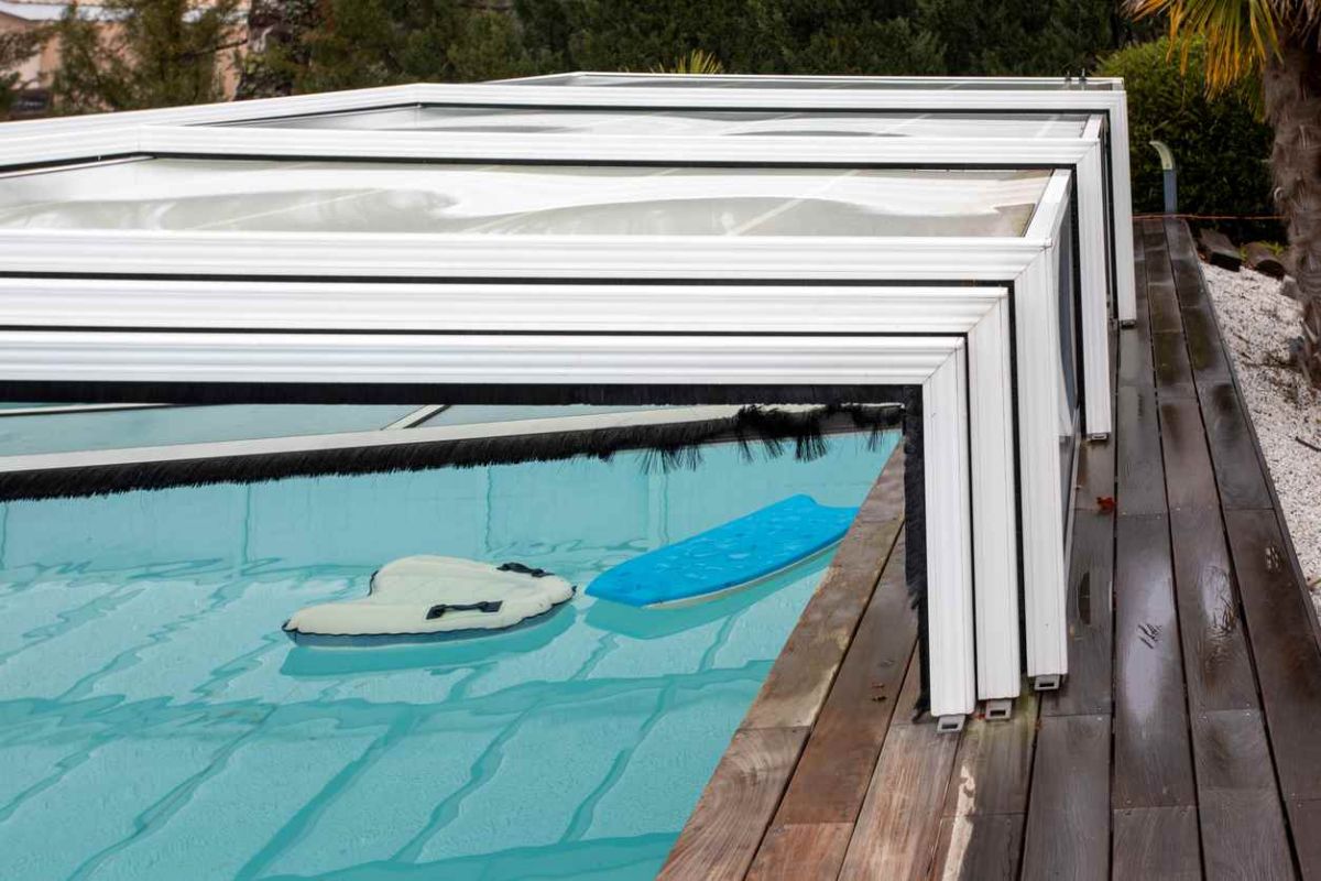 Comment bien choisir l'abri de piscine idéal pour votre jardin