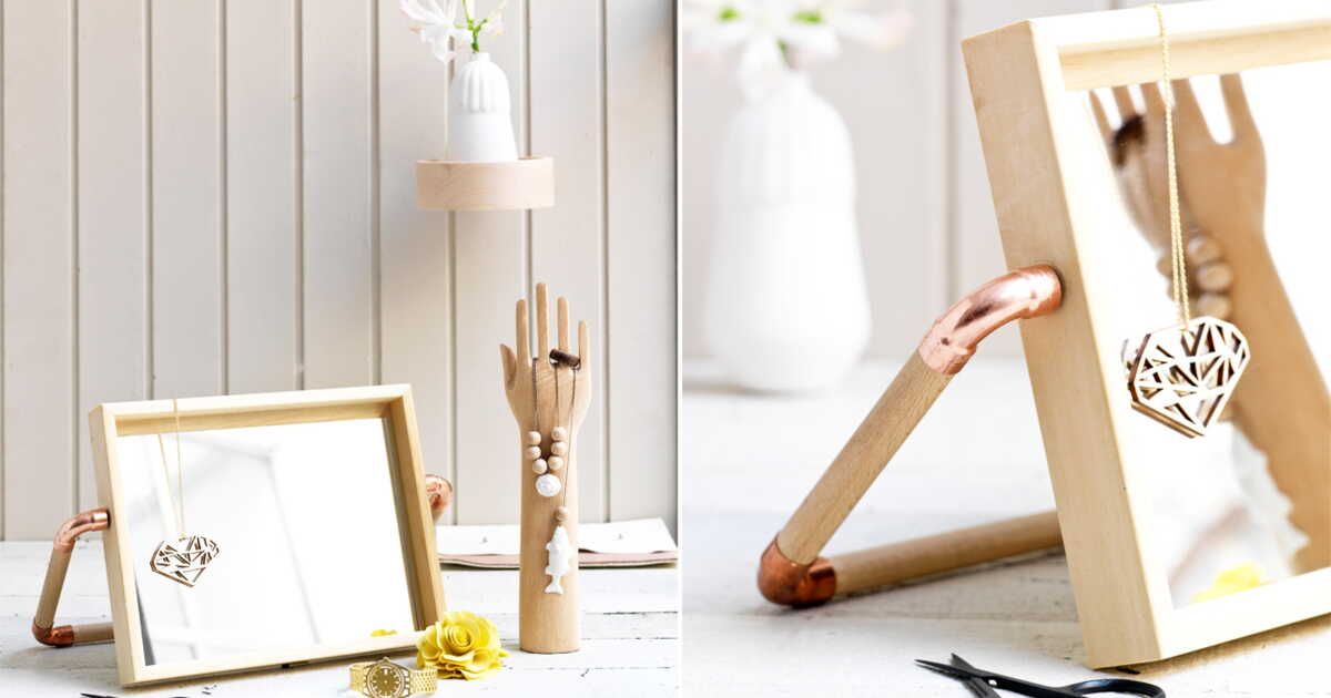 Le charme intemporel d'un miroir en bois et cuivre