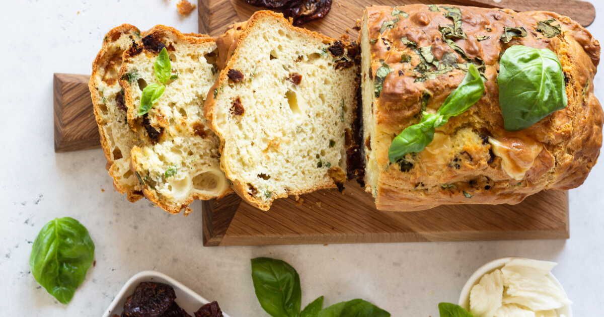 Un cake méditerranéen qui illumine vos apéros d'été