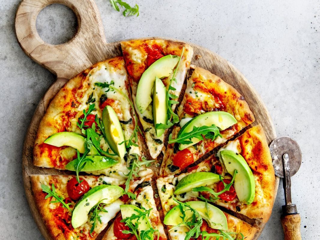 Découvrez la pizza à l'avocat, saine et prête en moins de 15 minutes