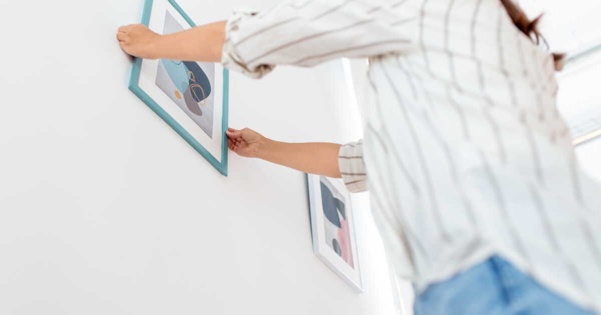 Comment installer parfaitement des tableaux dans votre escalier