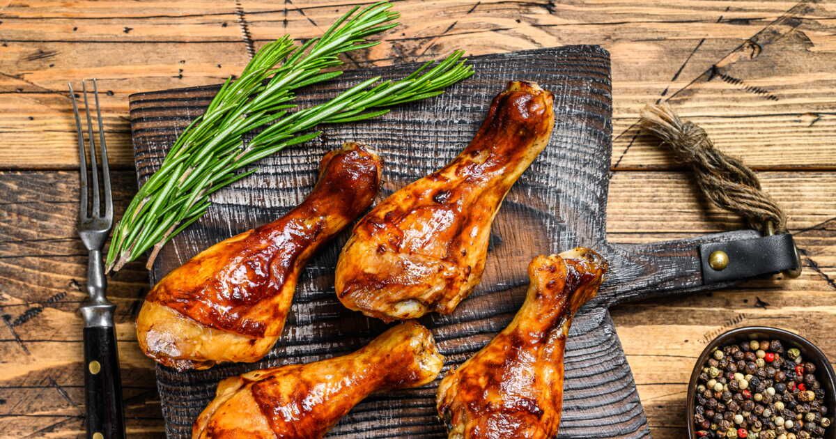 L’astuce incontournable pour des cuisses de poulet parfaitement cuites au four