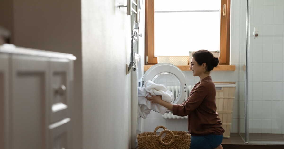 Dites adieu au fer à repasser : découvrez cette astuce pour défroisser vos vêtements