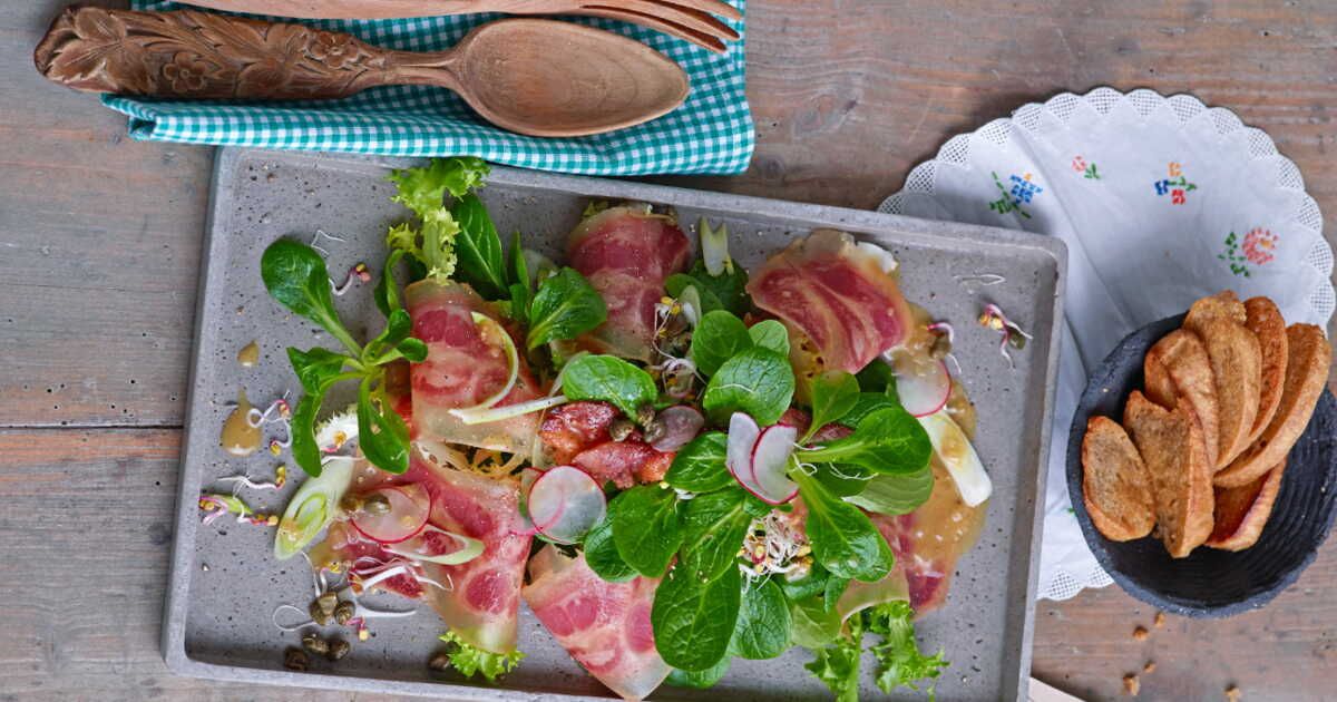 Une salade de museau délicieusement relevée aux câpres