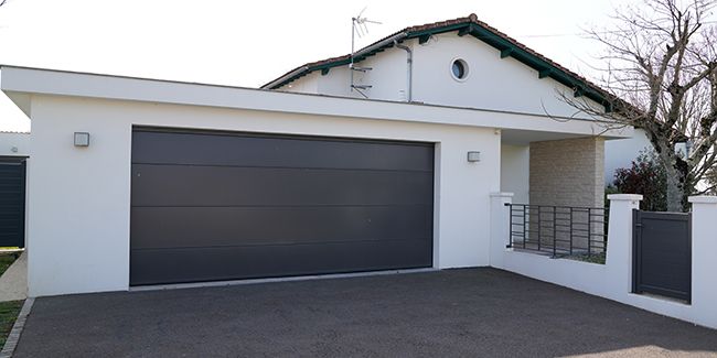 choisir sa porte de garage électrique : options, prix et conseils