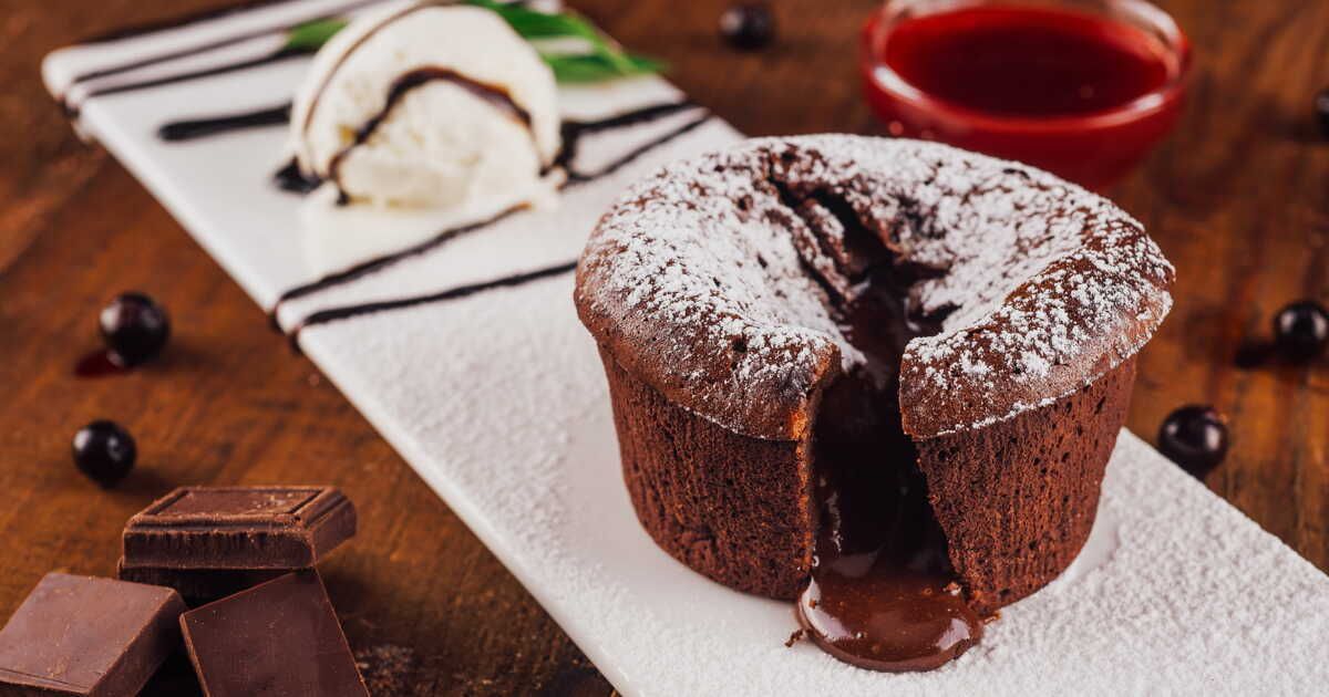 Découvrez le mi-cuit au chocolat : une indulgence en 5 ingrédients et l'astuce de cuisson parfaite