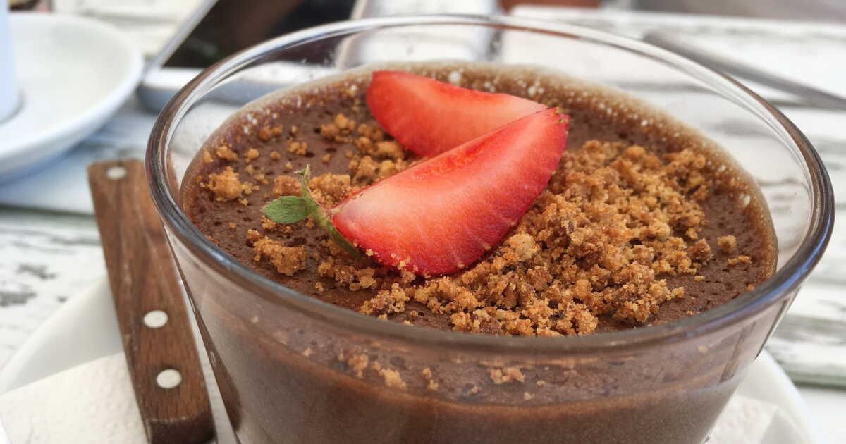 Cyril Lignac dévoile sa mousse au chocolat noir avec chantilly caramel