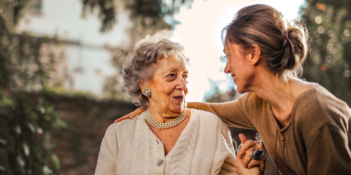 Gérer l'argent de ses parents âgés : les clés d'une aide sereine