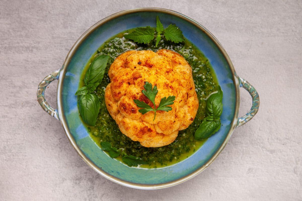 Découvrez la recette du chou-fleur braisé de Cyril Lignac, un voyage au Moyen-Orient
