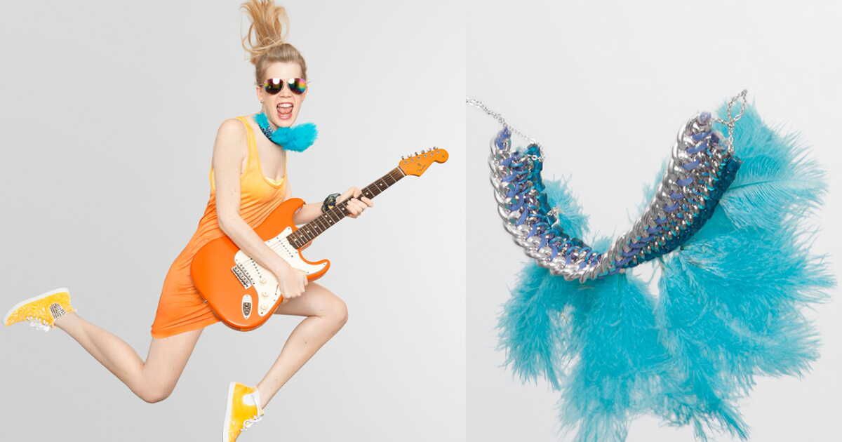 Un collier plastron à plumes qui fait sensation