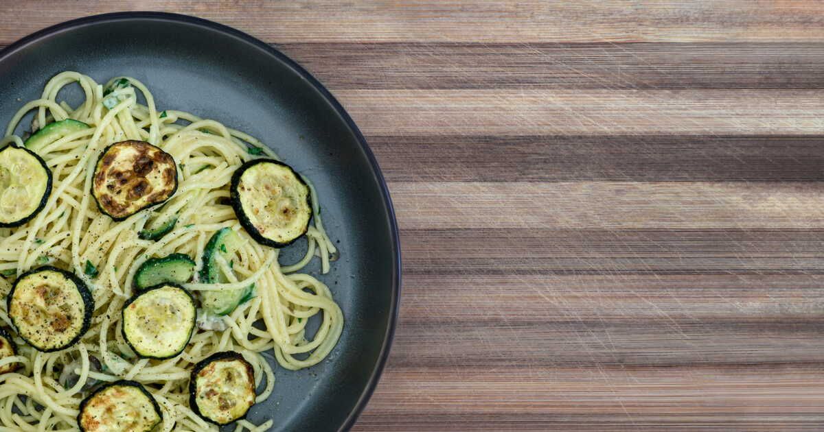 un plat délicieux : les spaghettis aux courgettes et parmesan qui rappellent l'italie