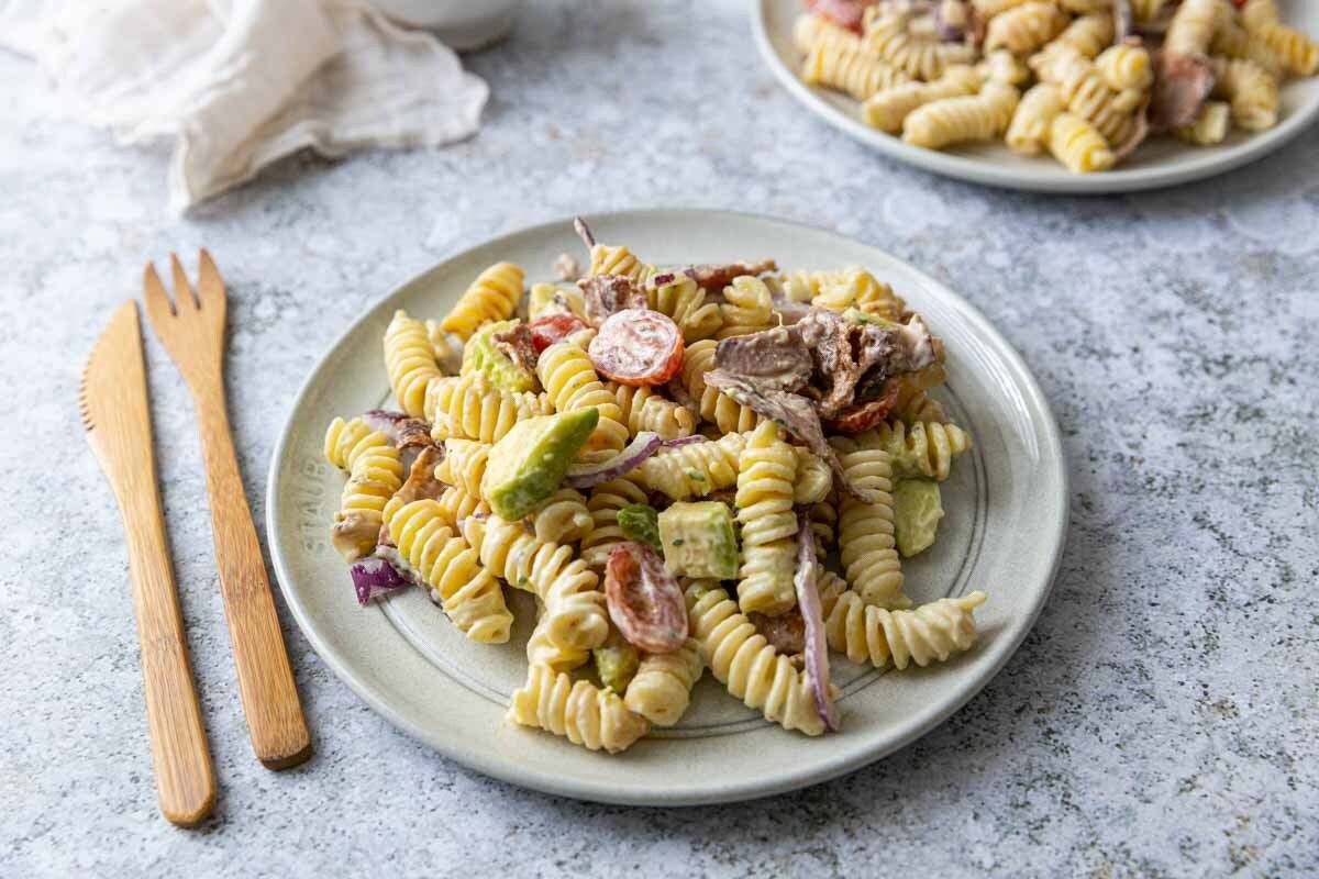 Une salade de pâtes aux lardons qui ravira vos papilles