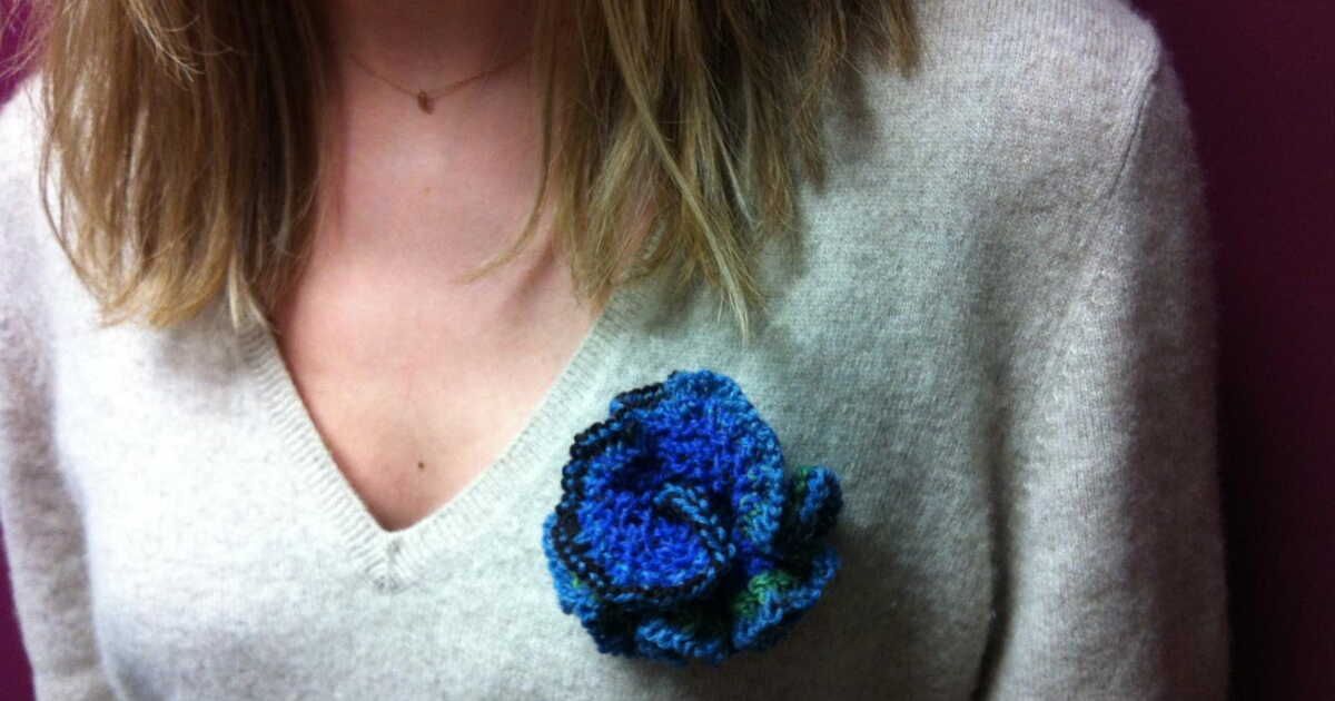 Le charme délicat d'une broche en fleur tricotée à la main