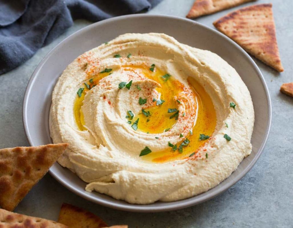 Attention au houmous : les pièges des apéritifs d'été révélés par une nutritionniste