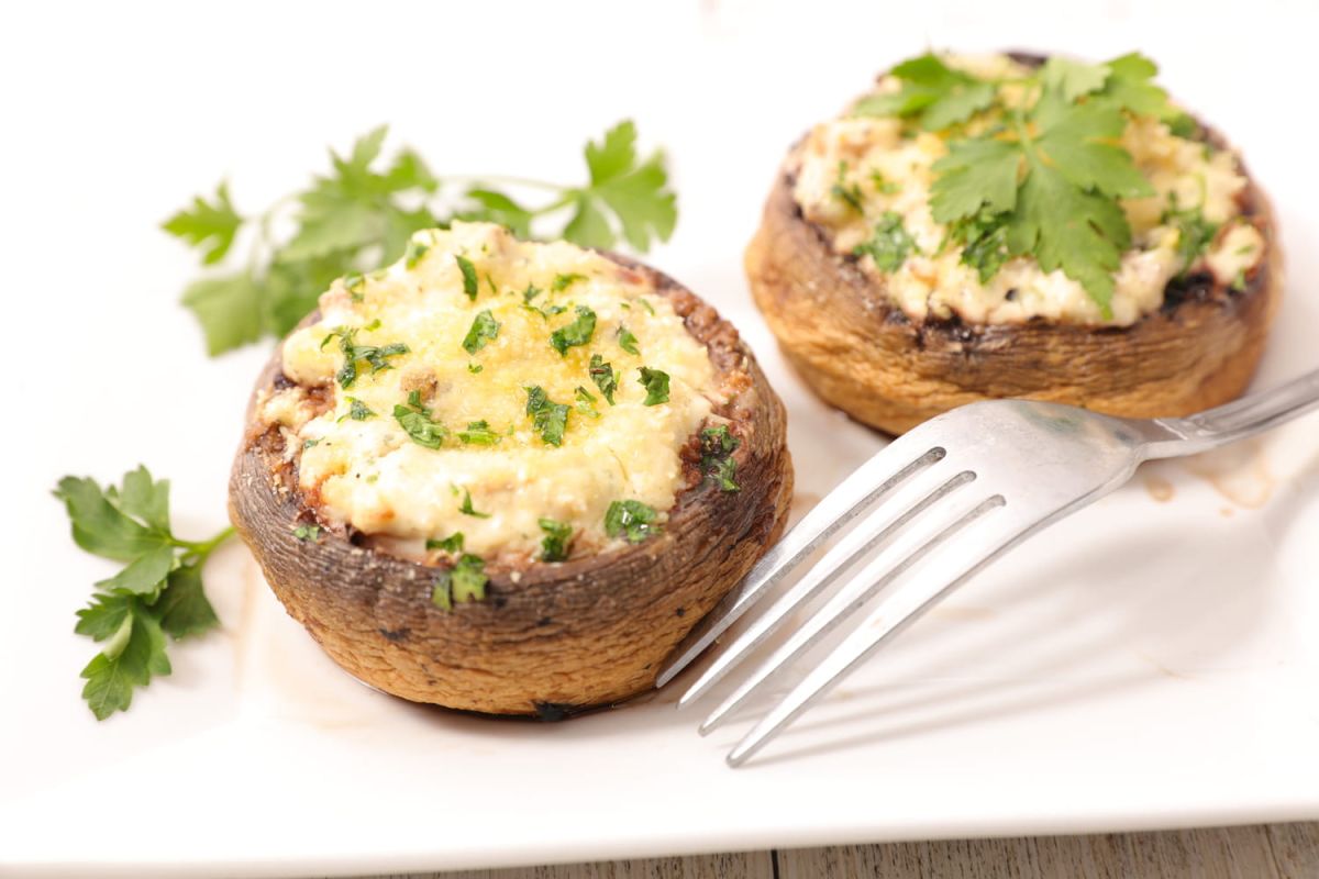 Découvrez la recette inattendue des champignons farcis pour un dîner d'automne réussi