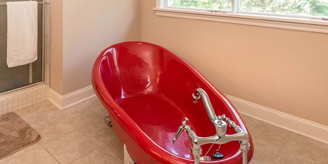 Redonnez vie à votre baignoire avec une peinture astucieuse
