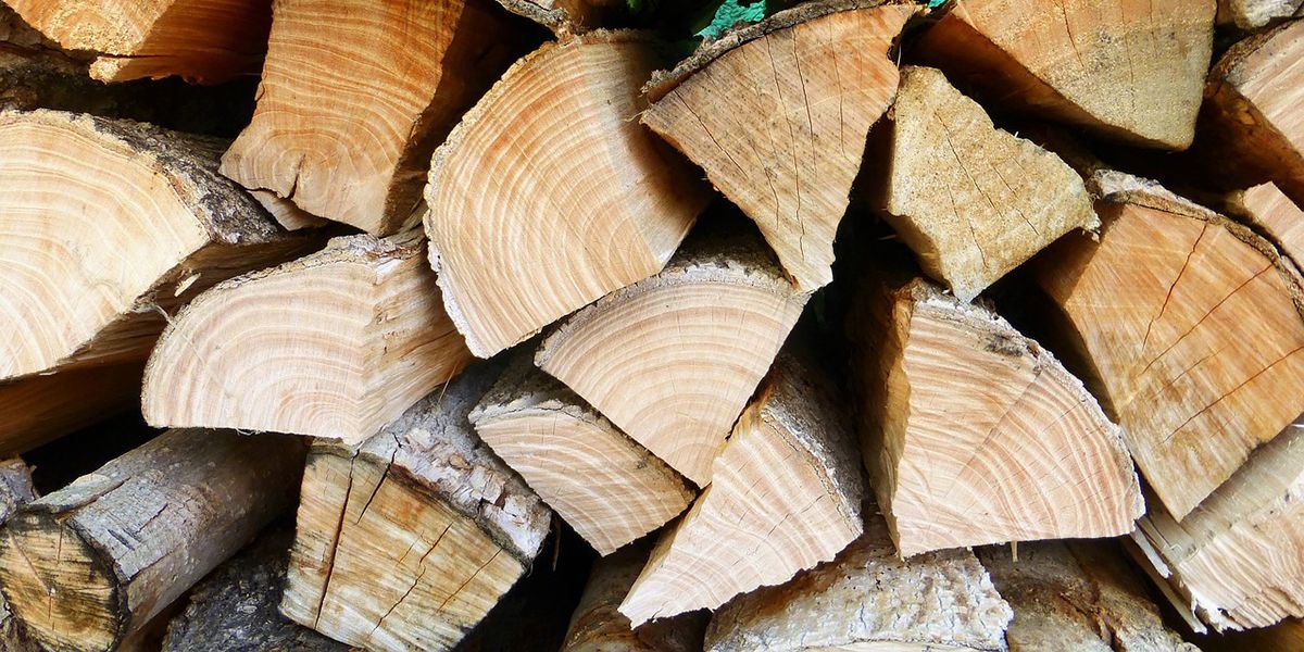 7 astuces incontournables pour optimiser le stockage de votre bois de chauffage