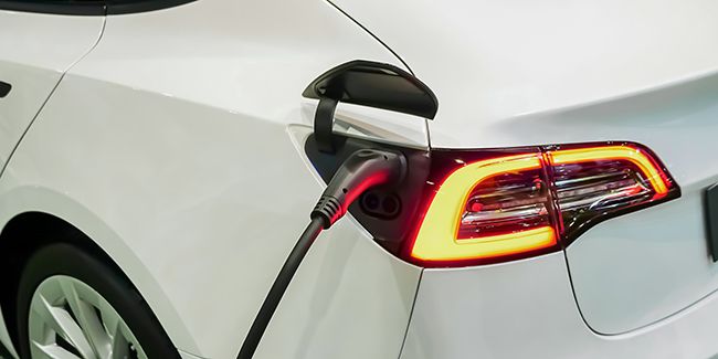 Recharger sa voiture électrique avec l'énergie solaire : un choix durable et économique