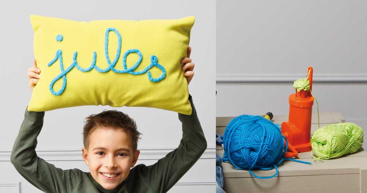 Le coussin décoré au tricotin