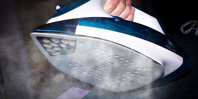 Astuces pratiques pour détartrer et entretenir la semelle de votre fer à repasser