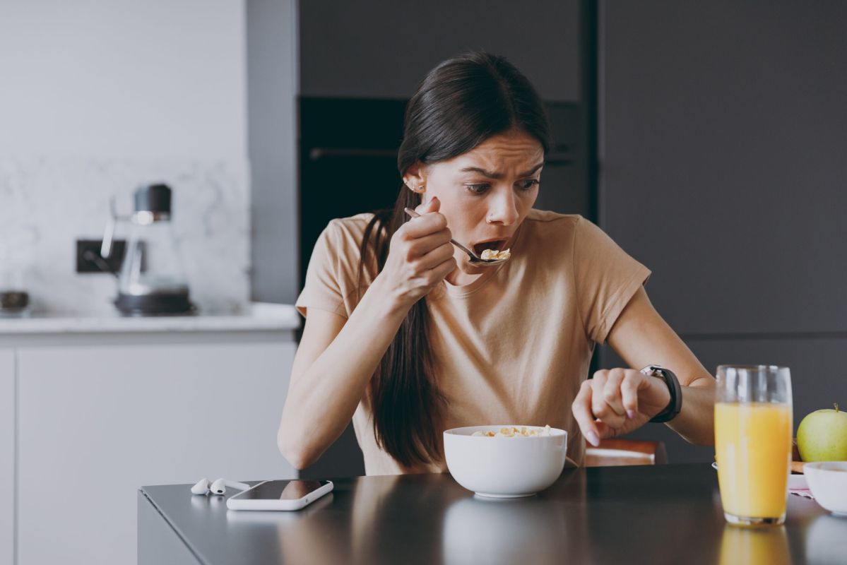 Les dangers de manger trop vite : un mode de vie à repenser