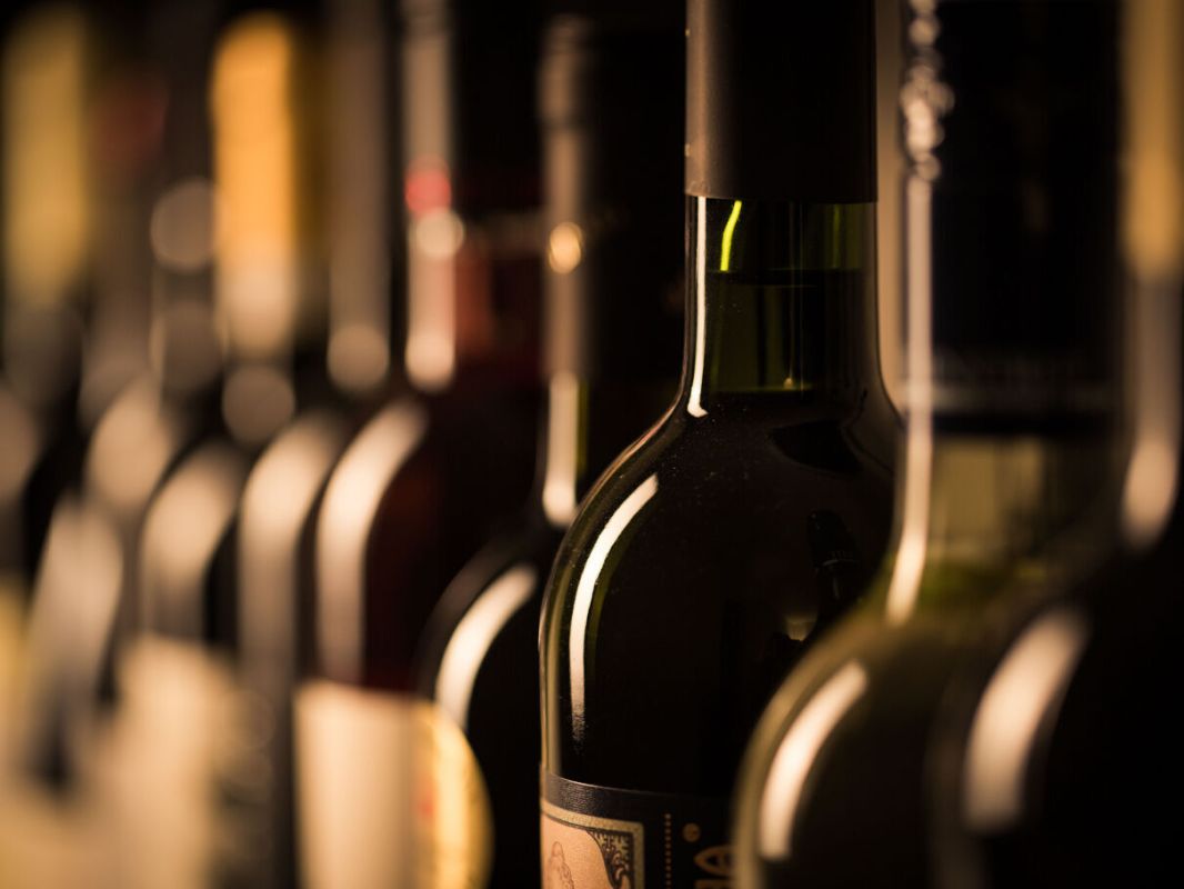Alerte à la consommation : des bouteilles de vin rappelées en raison de bris de verre