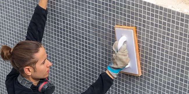 Construire sa piscine soi-même : un défi audacieux à la portée de tous